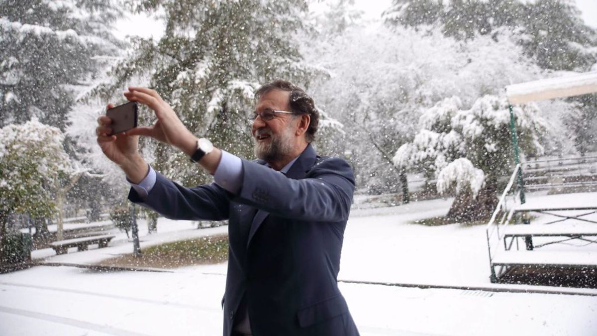 Rajoy también se ha hecho un 'selfie' en la nieve: "Comparto una bonita vista de La Moncloa nevada"