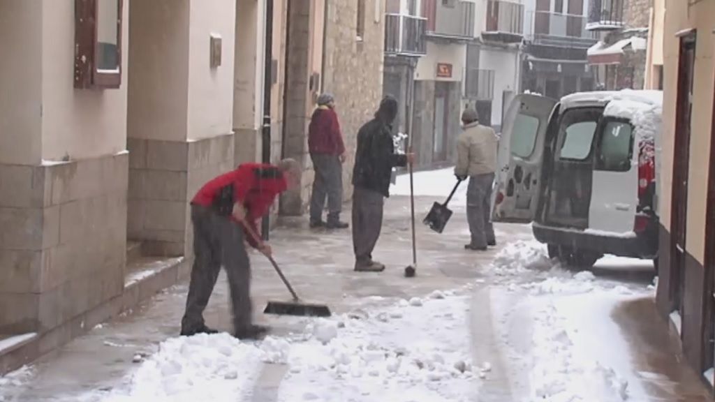 Trabajo sin descanso en las localidades incomunicadas por la nieve