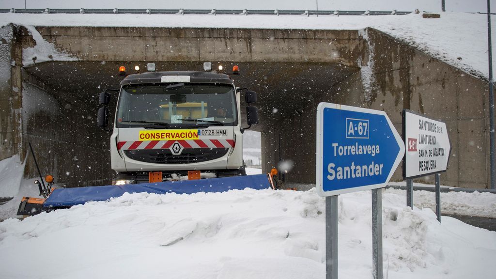 La nieve y el hielo, un problema para los que viajan por carreteras
