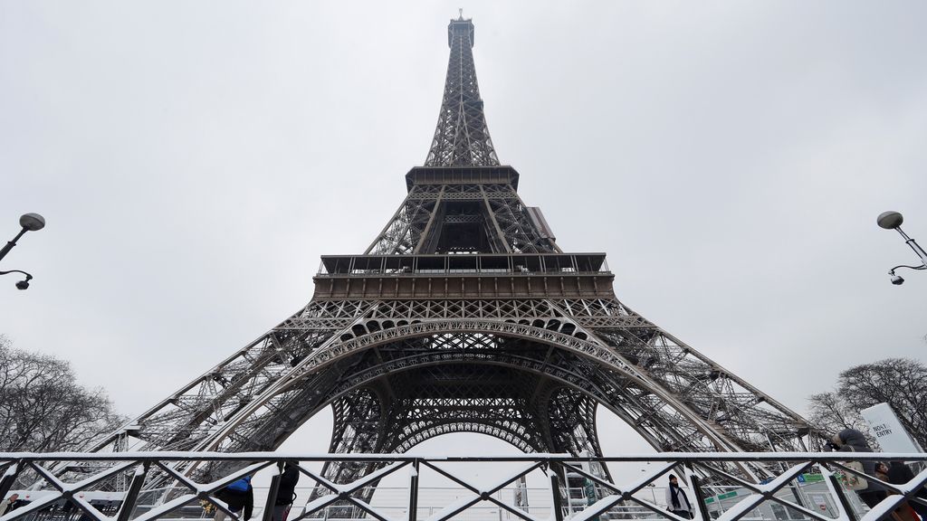 La gran nevada de París: la Torre Eiffel como nunca la has visto