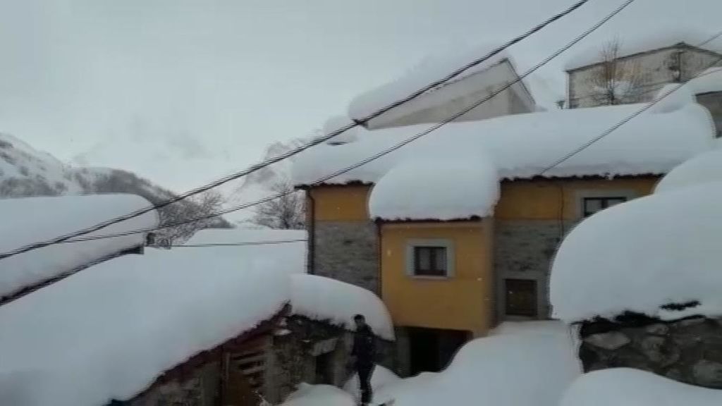 "La nieve acumulada en los tejados es un peligro"