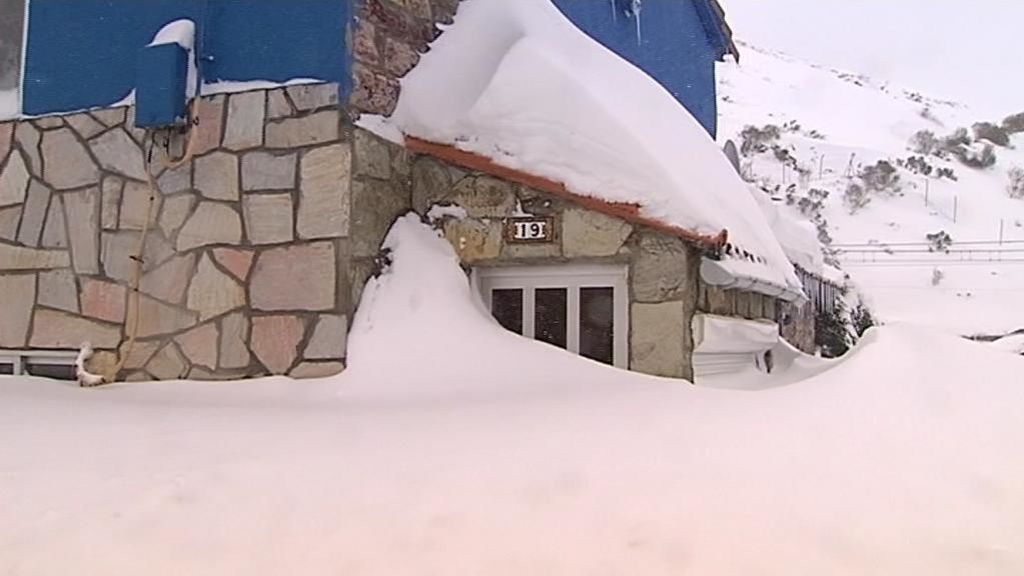 La nieve deja incomunicados a los asturianos