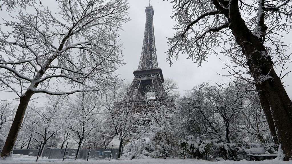 La gran nevada de París: la Torre Eiffel como nunca la has visto