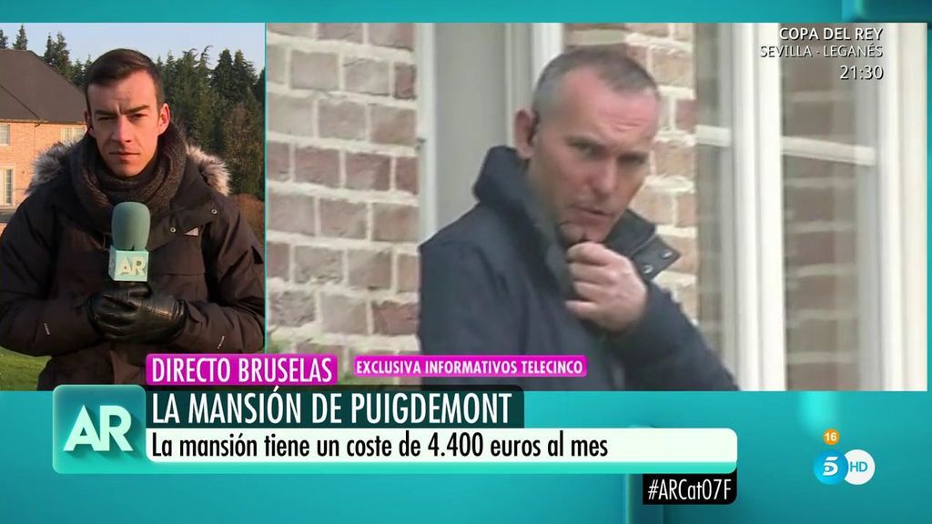 "¿Os habeís perdido?", las advertencias del Mosso que escolta a Puigdemont al reportero de 'AR'