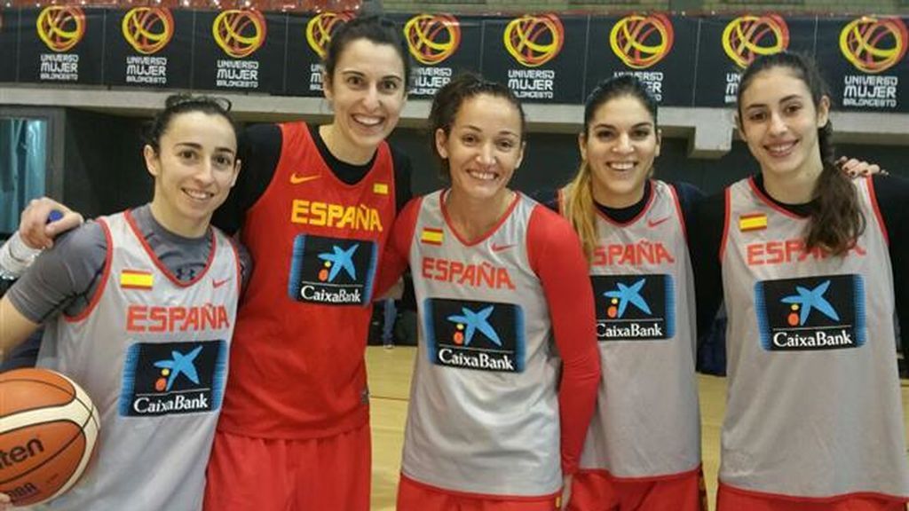 "Todo para las mujeres, sin las mujeres" La foto de la presentación de la Copa del Mundo de baloncesto femenino que habla por sí sola