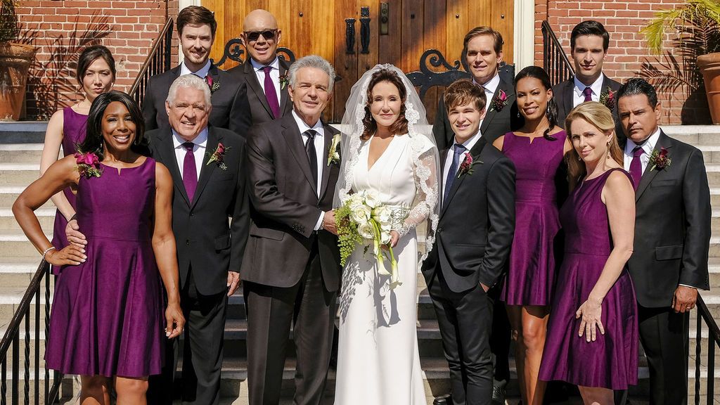 Imagen de la boda entre la comandante Raydor y el teniente Flynn en 'Major crimes'.