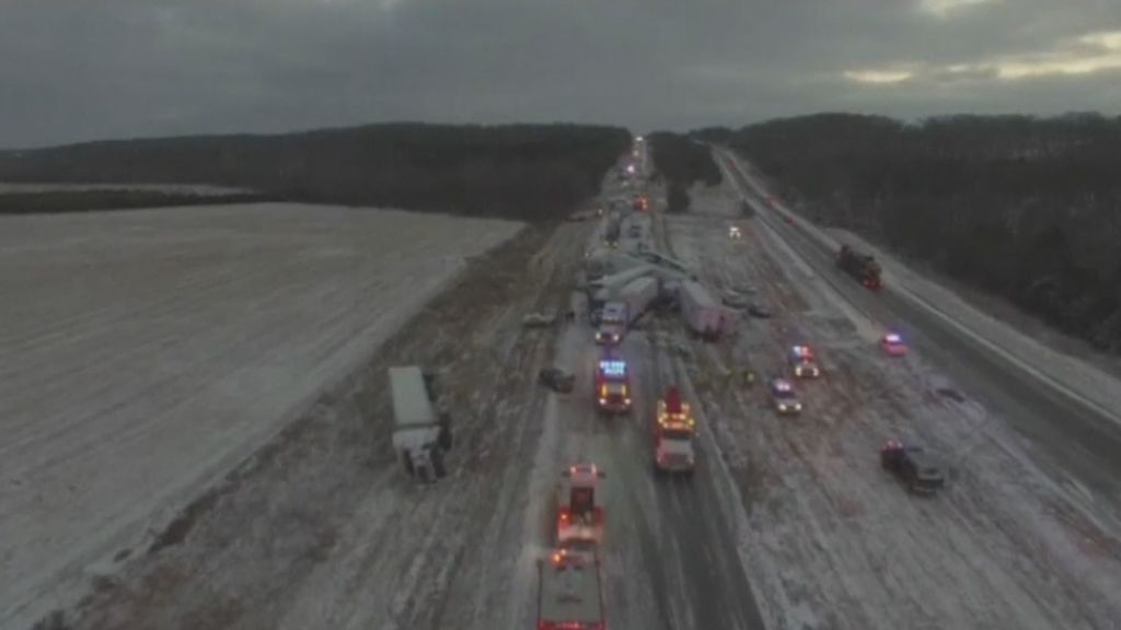 Temporal de nieve en Estados Unidos: una mujer muere en una colisión en cadena de 70 vehículos