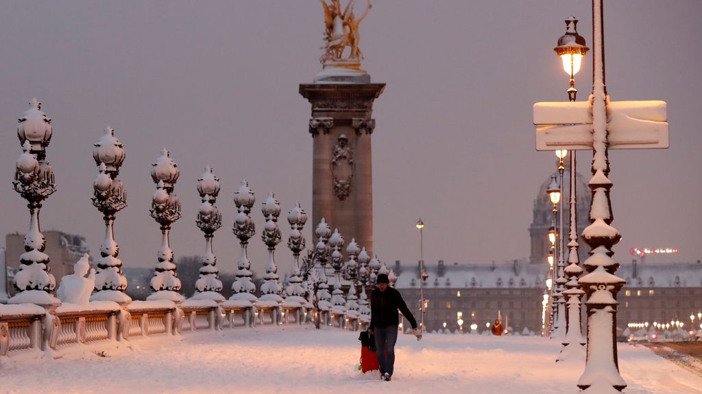 La gran nevada de París: la Torre Eiffel como nunca la has visto