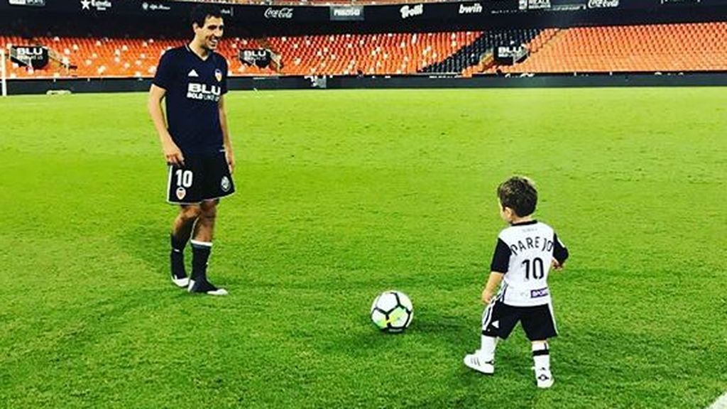 El hijo de Dani Parejo, de dos años, aprende a contar con los dorsales del Valencia: “El número Zaza”