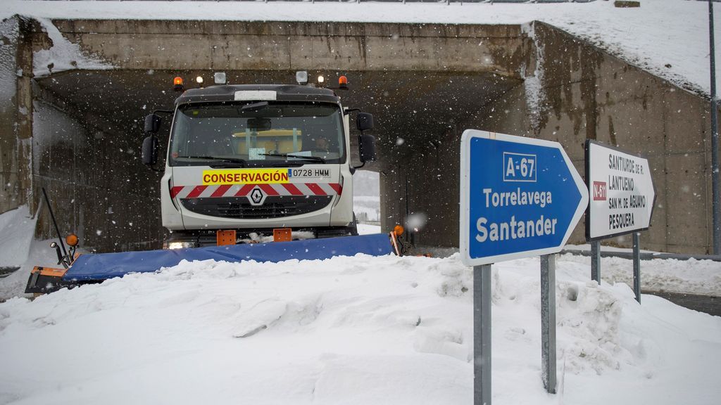 La nieve y el hielo, un problema para los que viajan por las carreteras del norte