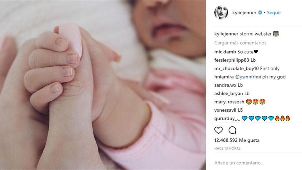 Resultado de imagen para kylie jenner foto con su hija dedo