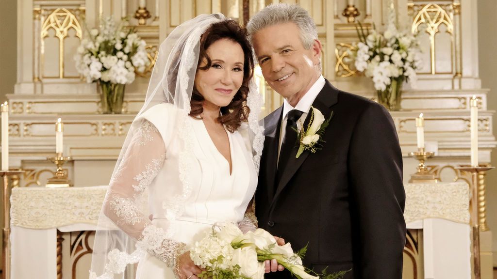 Imagen de la boda entre la comandante Raydor y el teniente Flynn en 'Major crimes'.