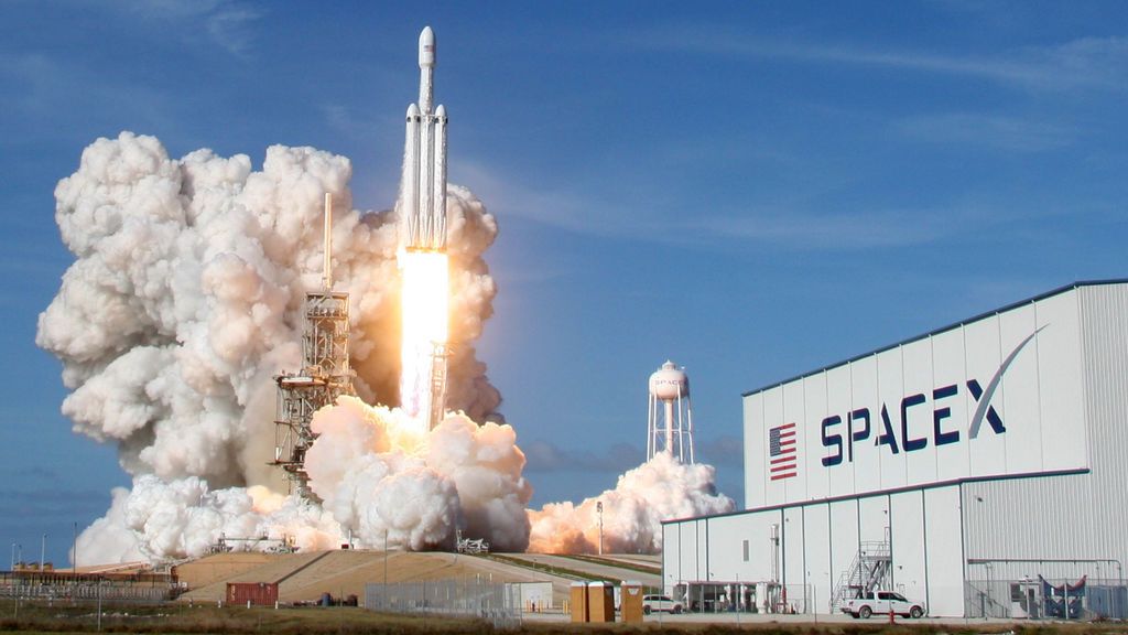 SpaceX lanza con éxito su supercohete Falcon Heavy