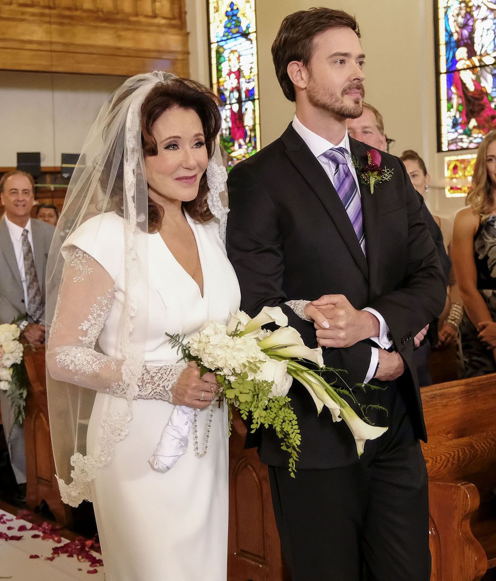 Imagen de la boda entre la comandante Raydor y el teniente Flynn en 'Major crimes'.