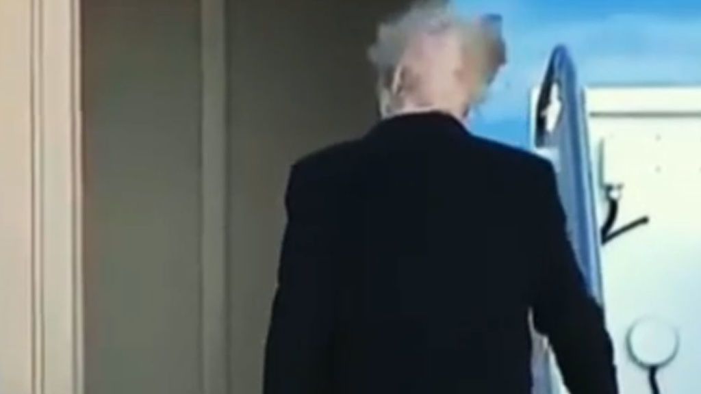 El viento deja al descubierto el misterio del peinado de Donald Trump
