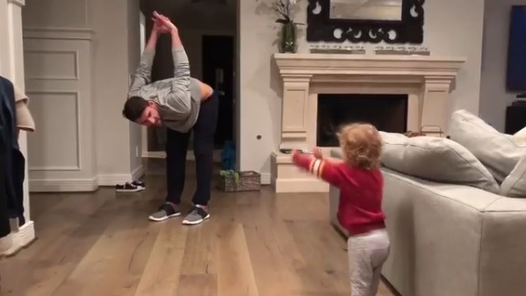 ¡Aprendiendo del mejor! Michael Phelps enseña a nadar a su hijo de un año en el salón de casa