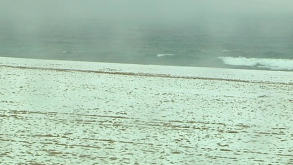 La nieve llega a Barcelona y la playa de la Barceloneta se viste de blanco por el temporal