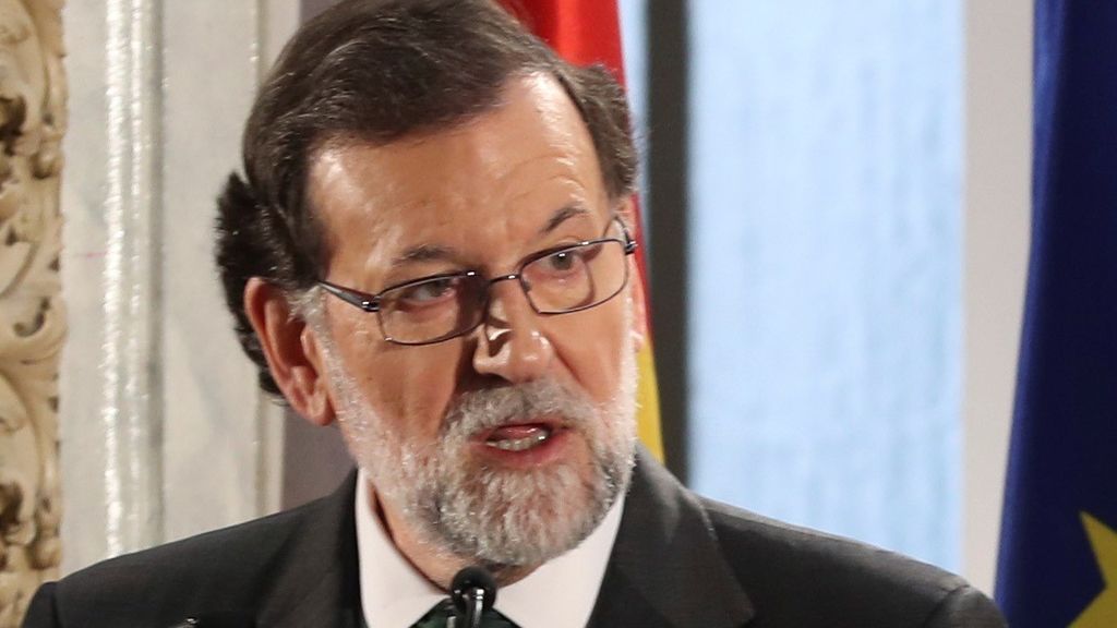 Rajoy pide que el Parlamento catalán elija un "presidente normal" y avisa que mientras no lo haga seguirá el 155