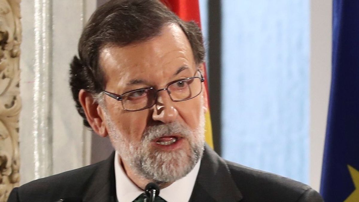Rajoy pide que el Parlamento catalán elija un "presidente normal" y avisa que mientras no lo haga seguirá el 155