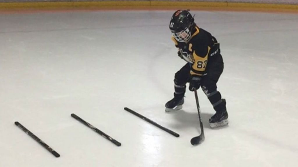 ¡Menuda habilidad! Tiene solo nueve años pero ya es toda una promesa del hockey sobre hielo