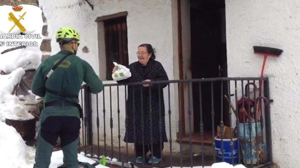 La Guardia Civil lleva medicamentos a una mujer en un pueblo aislado por la nieve