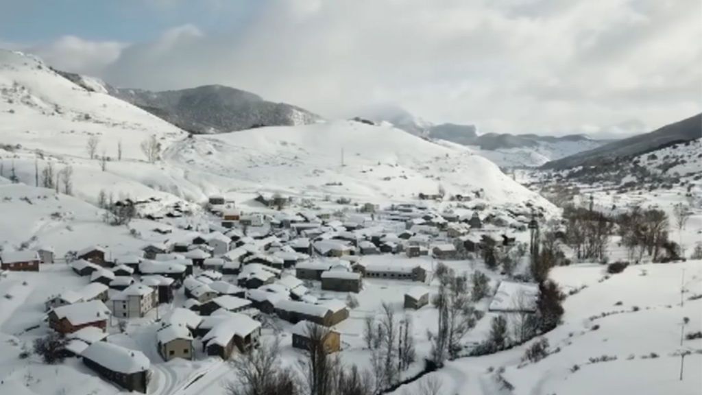 Jesús Calleja se adentra en Maraña, un maravilloso pueblo de León sepultado por la nieve