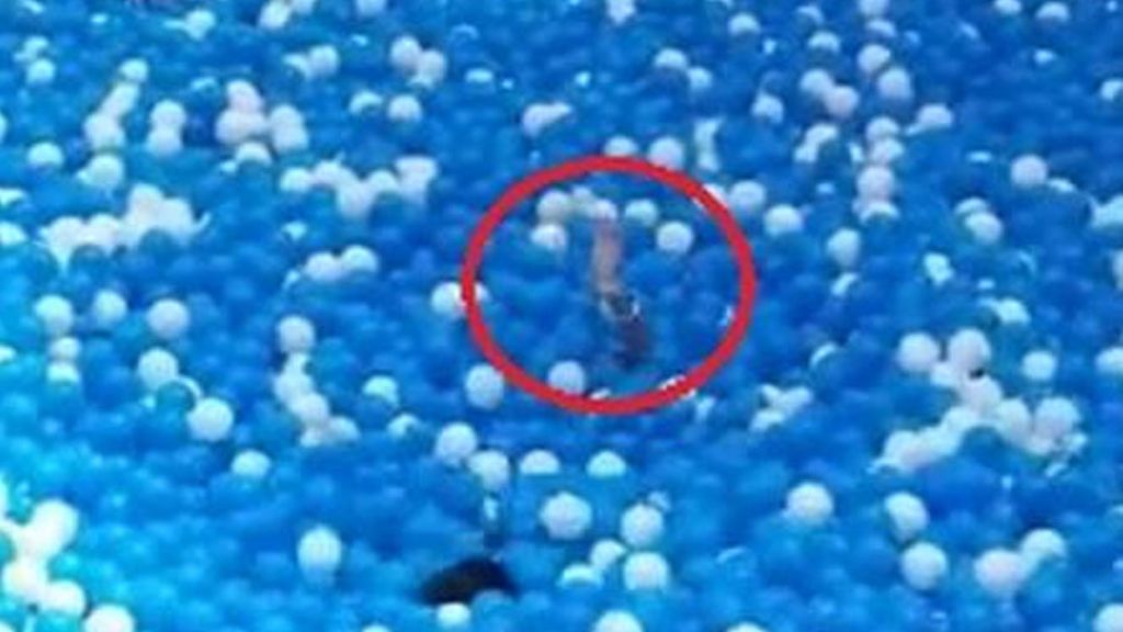 Una madre,  a punto de morir asfixiada en una piscina de bolas