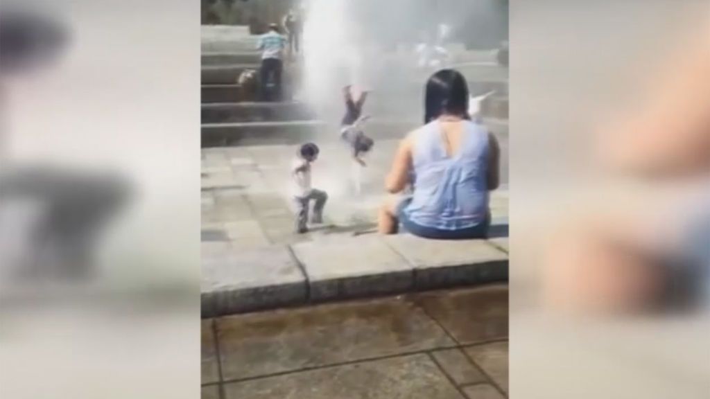 Cuando jugar con el agua deja de ser divertido: sale despedida por el chorro de una fuente