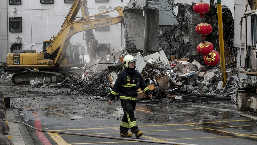 Los rescatadores trabajan a contra reloj para encontrar supervivientes tras el terremoto en Taiwán