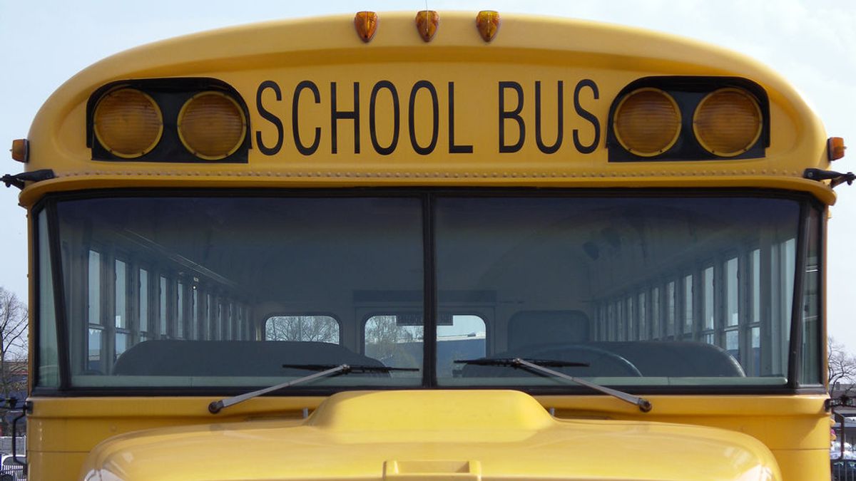 Un adolescente de 13 años coge los mandos de un autobús escolar y salva la vida de los pasajeros