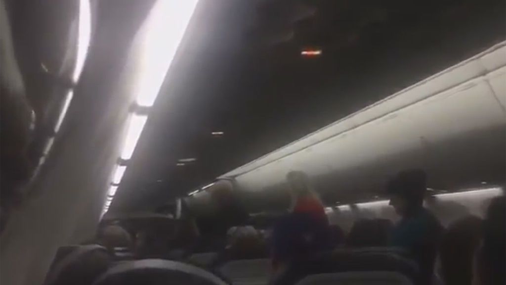Aterrizaje de emergencia en Estados Unidos: un pasajero desnudo desata el caos