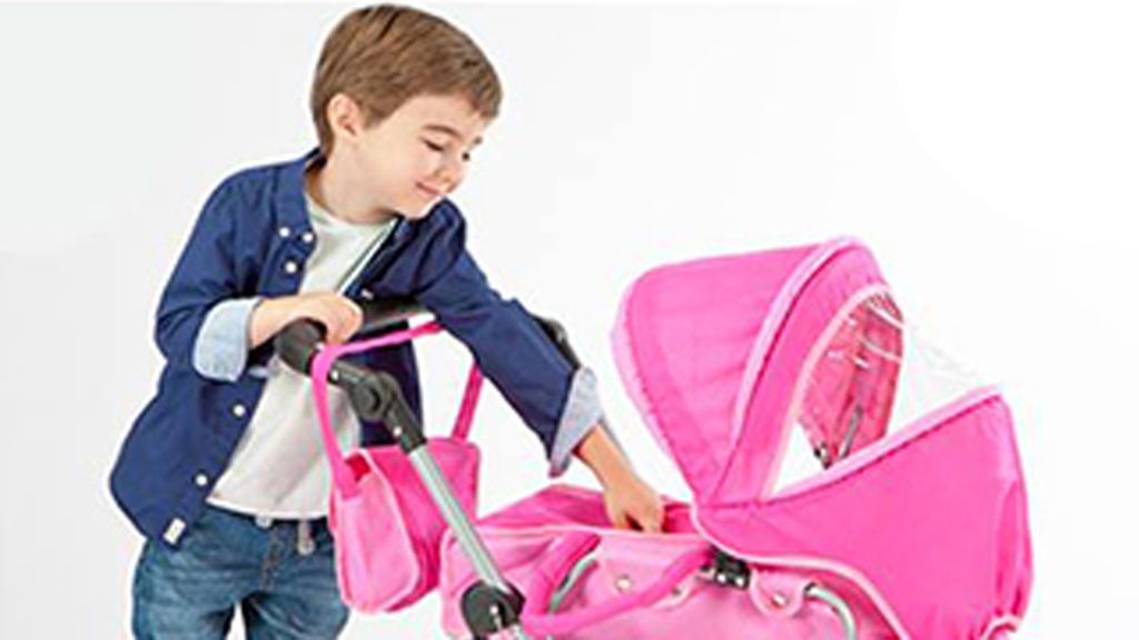 Niño cuida bebe