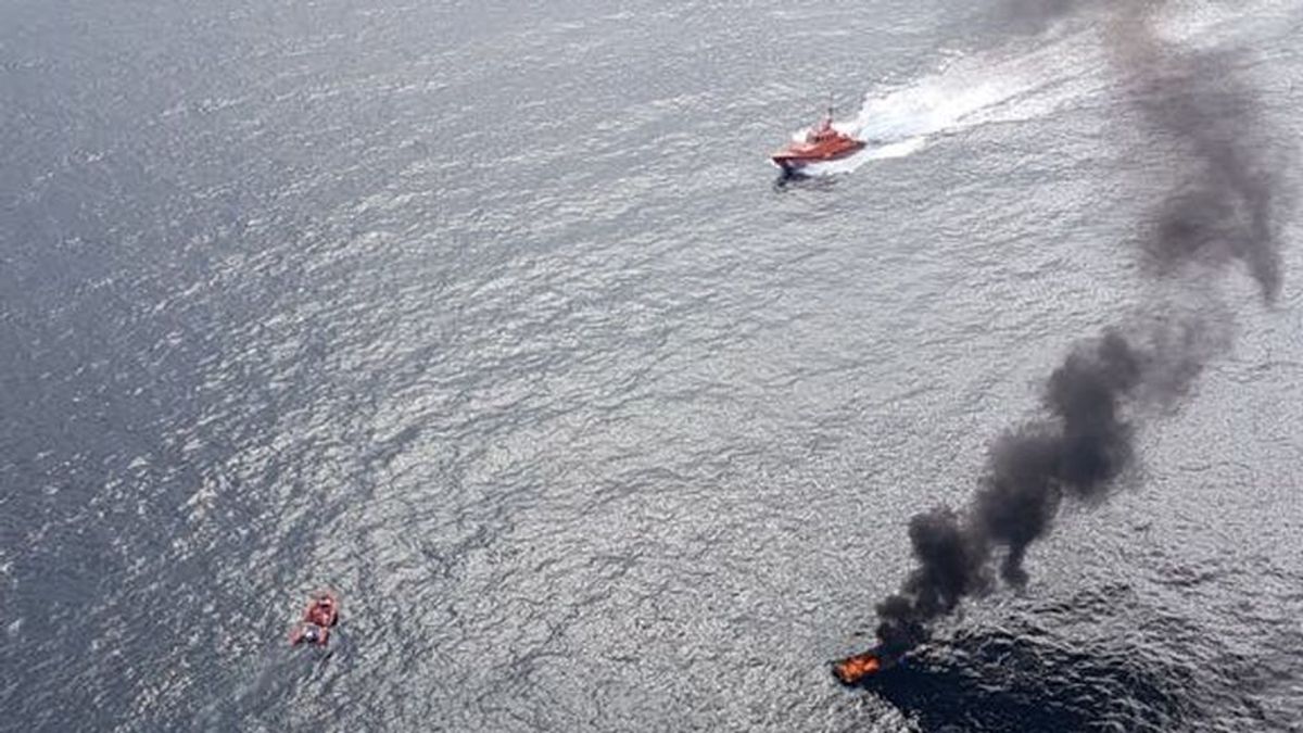Cinco heridos al incendiarse una embarcación en el sur de Tenerife