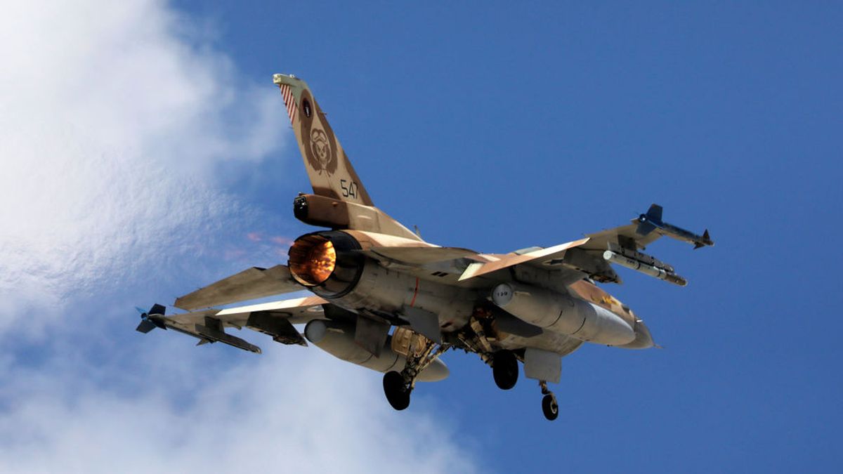 El Ejército sirio derriba un caza israelí por el lanzamiento de un 'drone'