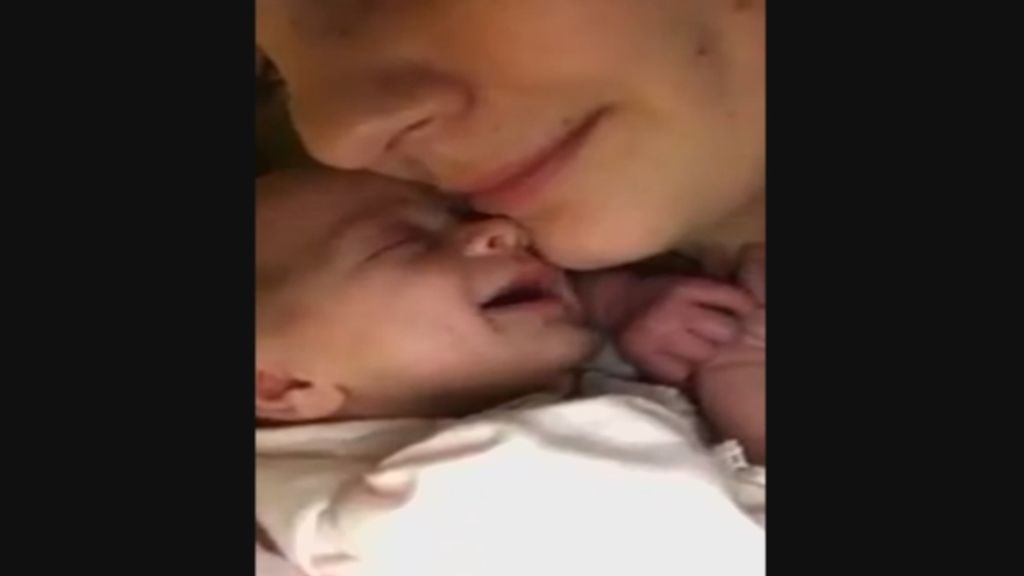 La verdad que esconde la sonrisa de un recién nacido cuando su madre le besa
