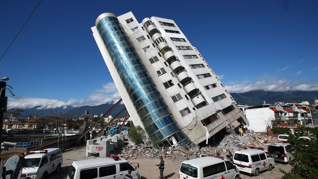 Ascienden a 14 las víctimas mortales tras el terremoto en Taiwán