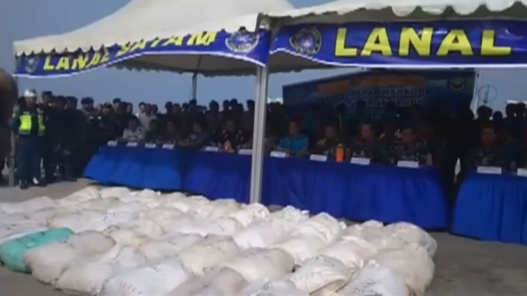 La marina indonesia exhibe un alijo incautado de más de una tonelada de metanfetamina