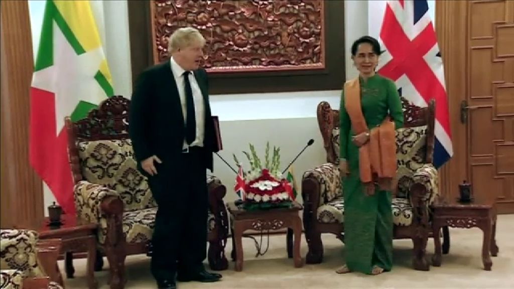 Boris Johnson se reúne con Suu Kyi en Birmania tras visitar los campamentos de refugiados rohinyás
