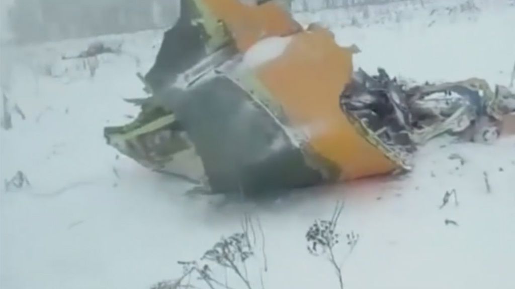 Primeras imágenes de los restos del avión que se ha estrellado en Moscú
