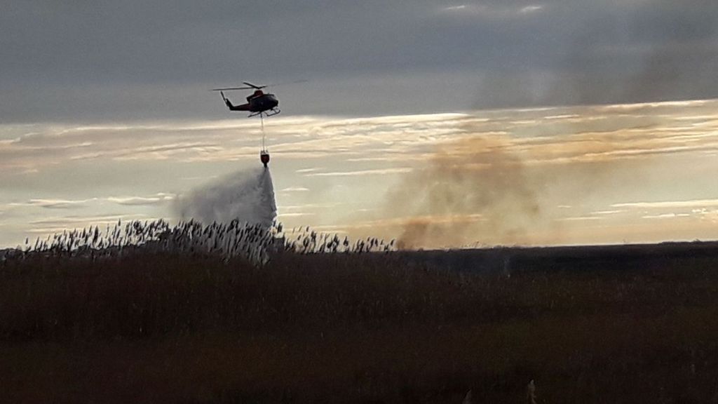 Medios aéreos trabajan en la extinción de un incendio en el parque Prat de Cabanes