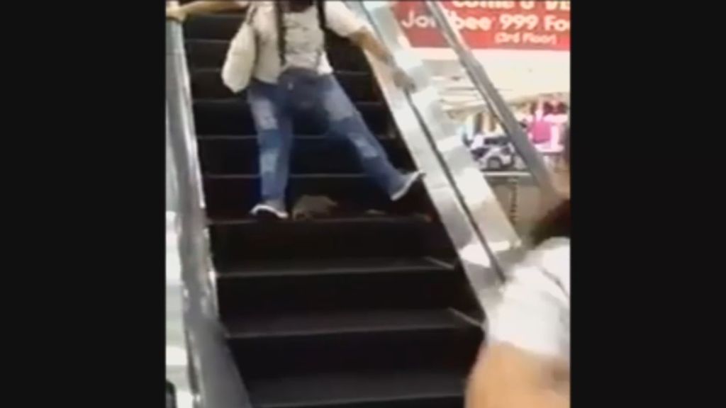 Una rata desata el pánico en las escaleras mecánicas de un centro comercial