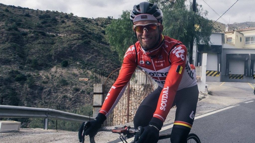 Marczynski, ciclista profesional, muestra sus heridas tras ser atropellado en Granada