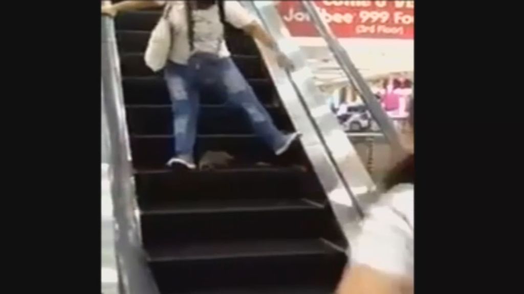 Una rata desata el pánico en las escaleras mecánicas de un centro comercial