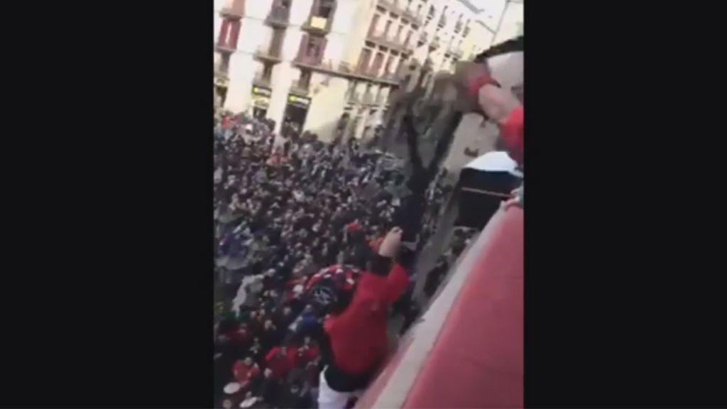Susto en Barcelona al caer una enxaneta de 8 años desde el balcón del ayuntamiento