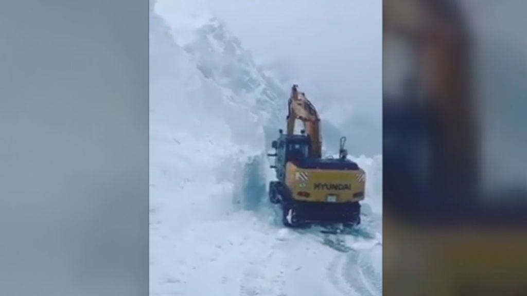 El incesante trabajo de las maquinas deja imponentes muros nieve en León