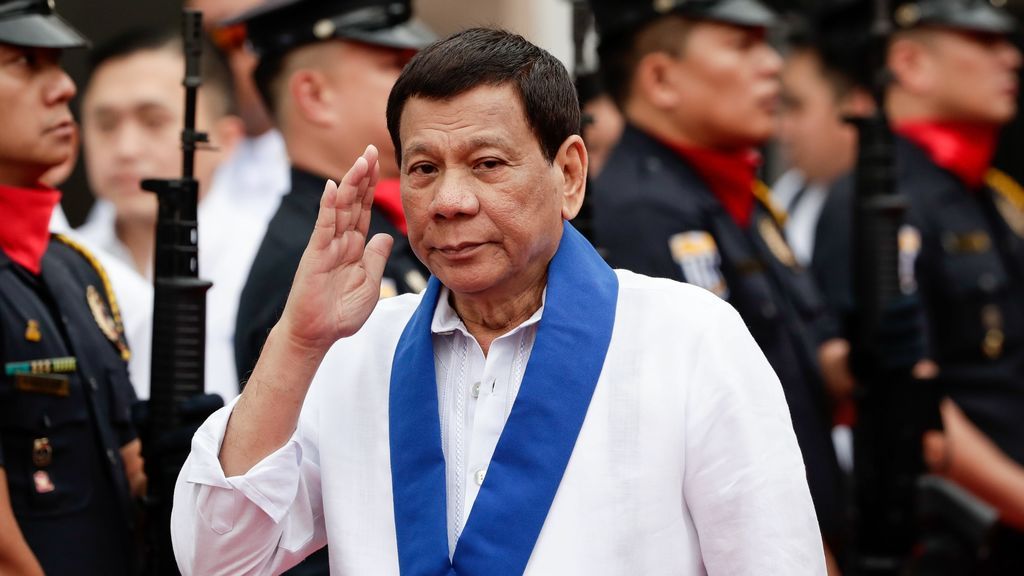 El presidente filipino anima a disparar a las guerrilleras en la vagina porque sin ella "son inútiles"