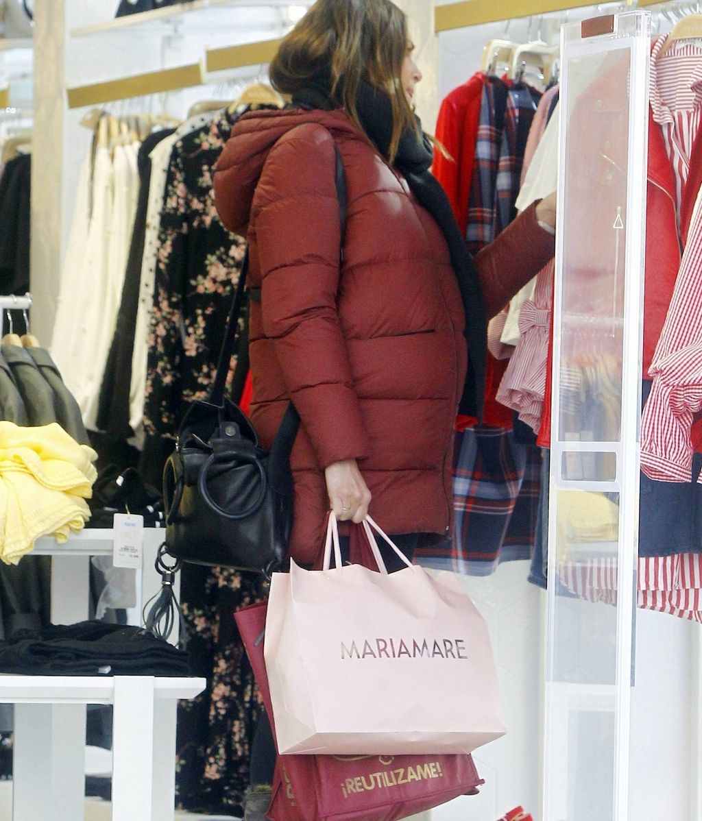 Con plumífero granate para estos fríos días del invierno madrileño