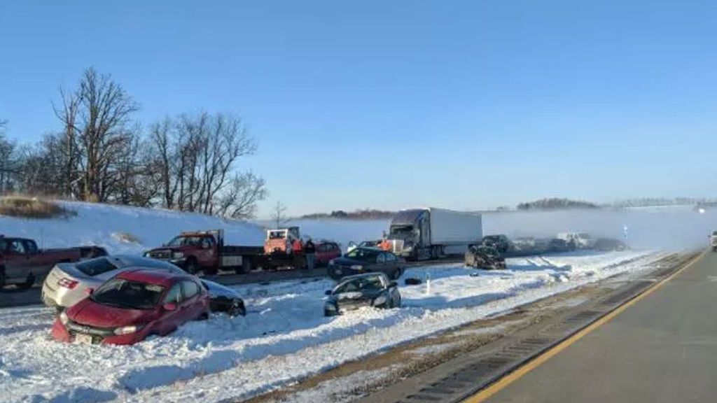 La poca visibilidad y la nieve provocan un accidente múltiple en una carretera de Wisconsin