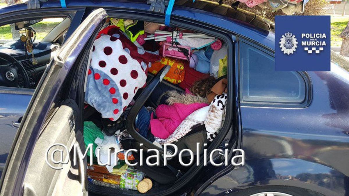 Interceptan un coche por exceso de peso en Murcia y encuentran a una niña atrapada entre los enseres