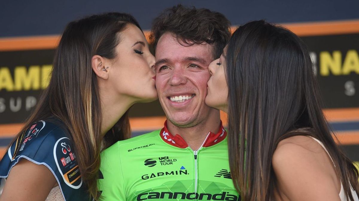 Polémico gesto sexista: El ciclista Rigoberto Urán hace volver a la azafata al podio para exigirle un beso